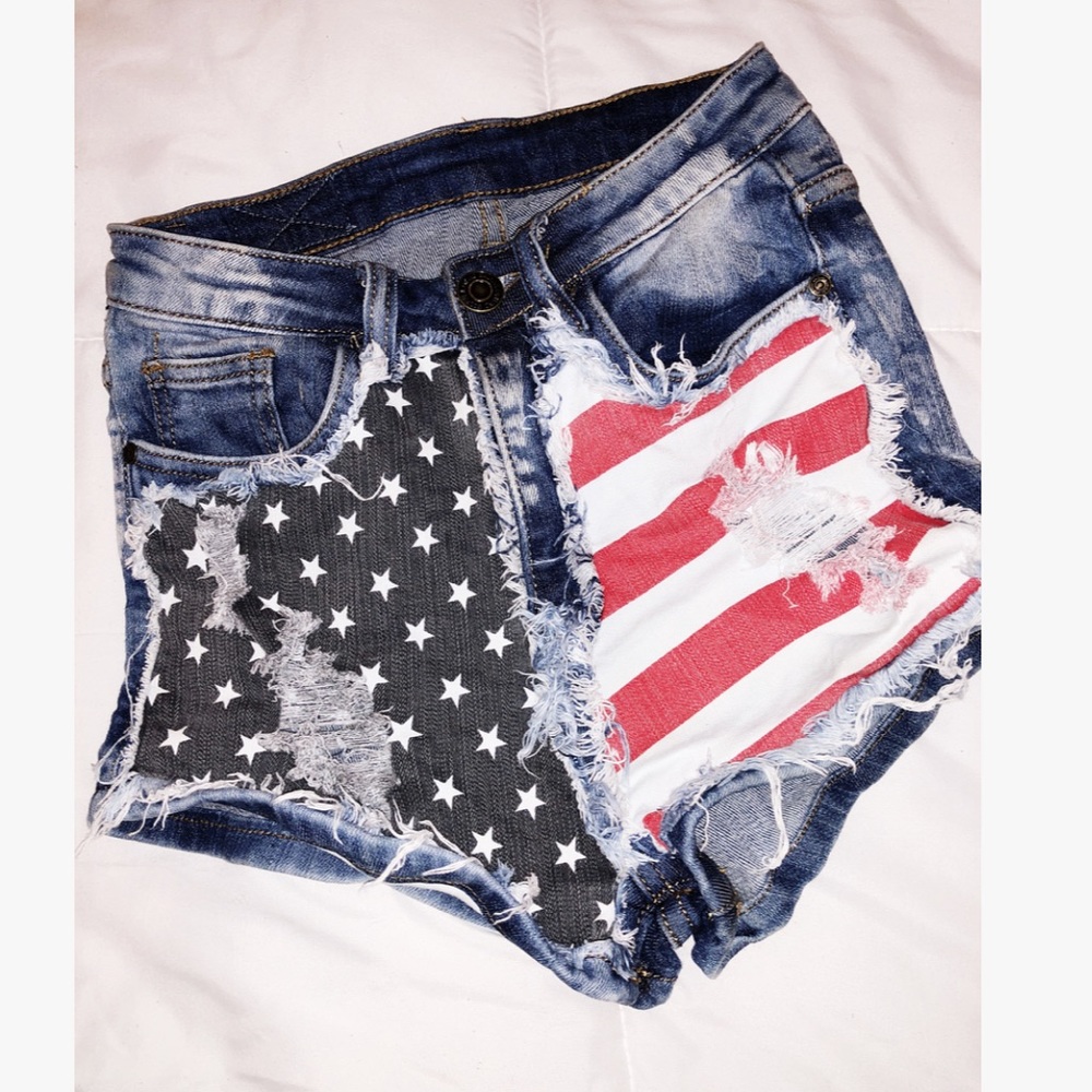 CLOSET CLOSING TONIGHT! USA FLAG DENIM SHORTS - Picture 1 of 3